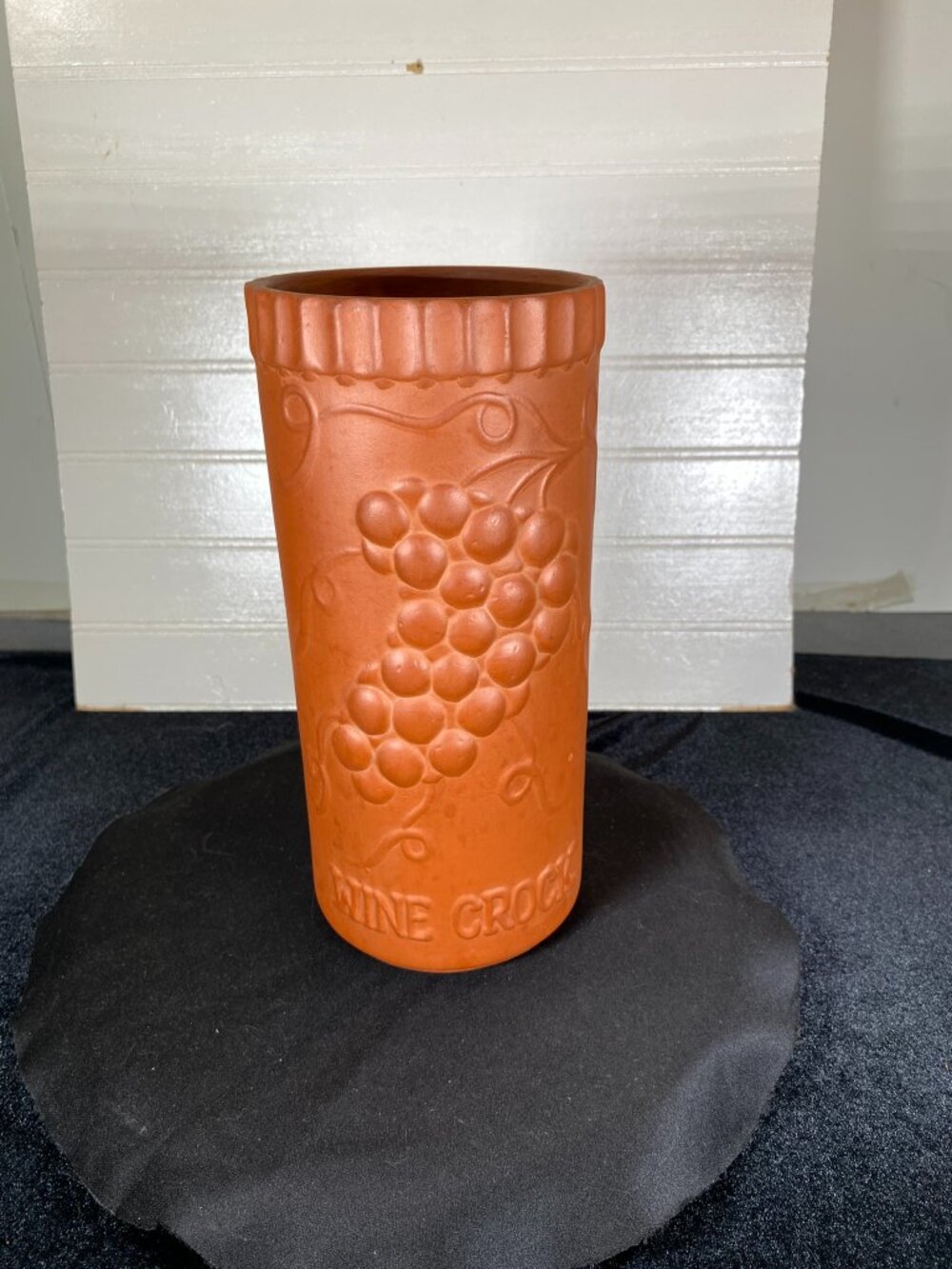 Vintage Gourmet Topf Terracotta Wine Chiller: Grape Design on Front of Chiller